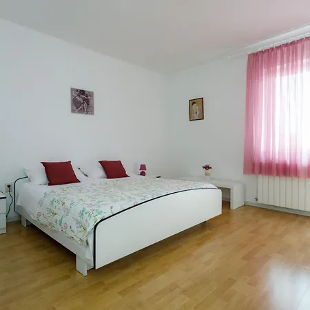 Charming And Tranquil Krk Center Apartment