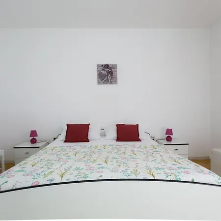 公寓 Charming And Tranquil Krk Center *