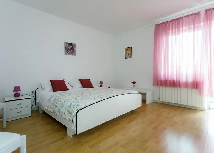 Charming And Tranquil Krk Center 公寓